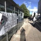 Pancarta del Frente de Estudiantes ante la biblioteca central.