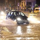 Un coche circula bajo la lluvia por una calle inundada tras desbordarse el río Seveso en Milán (Italia) en una imagen de archivo. EFE/Paolo Salmoirago