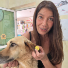 TANGER (MARRUECOS), 18/05/2024.- Salima Kadaoui posa en el veterinario junto a una perra callejera enferma en Tánger (Marruecos). EFE/ Mohamed Siali