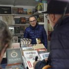 Pese a la lluvia, muchos lectores se han acercado hasta la Feria del Libro