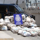 Agentes de la Guardia Civil charlan junto al cargamento requisado en el velero "Pandora Lys", cargado con 800 kilos de cocaína, que ha sido interceptado por la Policía y la Guardia Civil, en una operación conjunta en el Atlántico. La embarcación, que llegó al puerto de Vigo, ha sido interceptada y una valenciana y dos gallegos han sido detenidos.