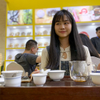La experta en té Lin Shihui realiza la ceremonia del té en el estand en el que vende sus productos durante la 16º Exposición de la Ceremonia del Té que tiene lugar en el Centro Nacional de Exposiciones Agrícolas de Pekín. EFE/Jesús Centeno