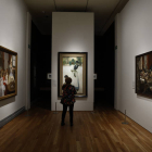 Una visitante observa varias obras durante la presentación de la exposición 'Arte y transformaciones sociales en España (1885-1910)' en el Museo del Prado de Madrid, este lunes.