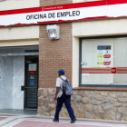 Un hombre camina junto a una oficina de empleo en Madrid, en una imagen de archivo. EFE/ Luis Millán