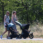 Imagen de archivo de dos mujeres paseando con dos carritos de bebé. EFE/EPA/ANDY RAIN