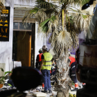 Cuatro personas han fallecido y 16 han resultado heridas al desplomarse en la Playa de Palma (Mallorca) el restaurante 'Medusa Beach Club' ubicado en una planta baja que se ha hundido hasta el sótano. EFE/Cati Cladera