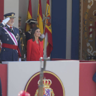 Los reyes Felipe y Letizia presiden el desfile del Día de las Fuerzas Armadas ante miles de ovetense.
