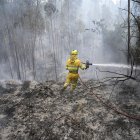 Bomberos forestales del Gobierno de Cantabria durante los trabajos de extinción de un incendio declarado en Hazas de Cesto. Archivo EFE/Pedro Puente Hoyos