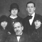 Concha Castroviejo (segunda por la izquierda) con su padre y sus hermanos.