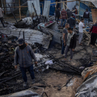 Palestinos entre los daños en un campo de desplazados de Rafah atacado por Israel este 27 de mayo. EFE/EPA/HAITHAM IMAD