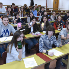 Imagen de archivo de estudiantes mostrandos sus teléfonos móviles durante una clase. EFE/Nacho Gallego