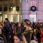 En la imagen de archivo, madrileños y turistas en la calle Preciados de Madrid. EFE/ Javier Lizon