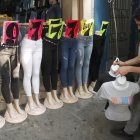 Un vendedor organiza productos en una tienda de ropa, este miércoles en el centro de San Salvador (El Salvador). EFE/Rodrigo Sura