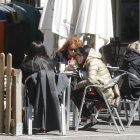 Las terrazas que muchos hosteleros instalaron en León para amortiguar los efectos del covid siguen funcionando en la ciudad