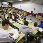 Foto de archivo de una clase llena de alumnos en un examen de la EBAU en la facultad de Derecho de la Universidad de León EFE/J.Casares