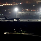 Imagen de archivo de aviones sobre la pista del aeropuerto Adolfo Suárez Madrid-Barajas. EFE/Mariscal