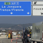 Agentes de tráfico de los Mossos d'Esquadra desvían a los vehículos en la AP7 a la altura de La Junquera (Girona) el pasado febrero debido a la protesta de los agricultores franceses. EFE/David Borrat.