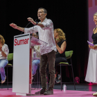 La líder de Sumar y vicepresidenta segunda del Gobierno, Yolanda Díaz (d) y el coordinador federal de IU, Antonio Maillo (c), durante su intervención en el Auditorio Cartuja de Sevilla. EFE/ Julio Muñoz