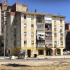 Imagen de archivo de un edificio del barrio de las Tres Mil Viviendas de Sevilla. EFE/José Manuel Vidal