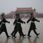 Imagen de archivo de soldados que marchan en la Plaza de Tiananmen. EFE/EPA/ANDRES MARTINEZ CASARES