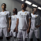 El Real Madrid y Adidas presentan la camiseta para la temporada 2024-25. En esta ocasión, es un diseño minimalista en el que el color blanco incorpora un patrón de pata de gallo personalizado con las iniciales RM. EFE/Adidas -SOLO USO EDITORIAL/SOLO DISPONIBLE PARA ILUSTRAR LA NOTICIA QUE ACOMPAÑA (CRÉDITO OBLIGATORIO)-