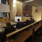 Pleno extraordinario en un ayuntamiento de León.