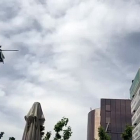 El helicóptero de la Guardia Civil sobrevuela el edificio de la Junta