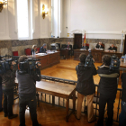 Vista de apelación sobre la petición de nulidad de pruebas solicitada por los padres la niña asesinada en Galicia, Asunta Basterra, celebrada hoy en el Tribunal Superior de Xustiza de Galicia. Los abogados de los padres de Asunta Basterra han alegado hoy la vulneración de derechos fundamentales para pedir la nulidad de las diligencias de instrucción del caso que investiga la muerte violenta de la niña, y han pedido "ejemplaridad y contundencia" al alto tribunal gallego en su resolución. La Sala de lo Civil y Penal del Tribunal Superior de Justicia de Galicia (TSXG) ha acogido esta mañana la vista para resolver los recursos presentados contra el auto resolutorio de cuestiones previas del procedimiento abierto por la muerte de la menor, en septiembre de 2013. EFE/Cabalar