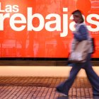 SEVILLA, 08/01/2024.-La tradicional campaña de rebajas de enero que comenzó ayer domingo esta marcada por las compras en internet y con la esperanza, por parte de los clientes, de la bajada de precios de los ansiados productos y de comenzar el año con las mejores ventas, por parte de los comerciantes. EFE/ Raúl Caro