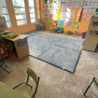 Estado de una de las aulas de Infantil de La Palomera tras desprenderse el techo por las filtraciones de agua de la cubierta.