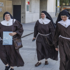 La madre superiora del convento de Belorado, Sor Isabel de la Trinidad, y tres monjas del convento de Belorado salen del juzgado de Burgos este viernes.