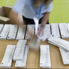 Una persona prepara las papeletas para la jornada electoral europea del 9-J, este sábado.