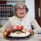 Belita Gracia con su tarta de centenaria.