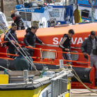 Salvamento Marítimo ha rescatado este domingo dos nuevas pateras con 88 inmigrantes a bordo en aguas al este de Lanzarote. En la imagen, la Salvamar Al Nair llega al puerto de Arrecife con 43 personas, entre ellas dos mujeres y un bebé, del segundo de esos rescates. EFE/Adriel Perdomo