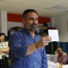 El líder de Vox Santiago Abascal, ejerce su derecho al voto en las elecciones europeas en un colegio de Madrid este domingo.