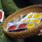 Imagen de archivo de una cesta con varios preservativos . EFE/Villar López