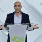 El cabeza de lista de Vox a las elecciones al Parlamento Europeo, Jorge Buxadé, durante la rueda de prensa que ha ofrecido este lunes en la sede del partido para valorar los resultados del 9-J. EFE/ Sergio Perez