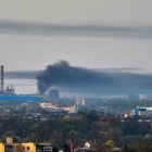 Una nube de humo se eleva tras un ataque ruso en Járkov.