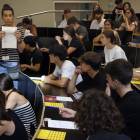 Un grupo de estudiantes en una de las aulas de la Universidad Pompeu Fabra en las pruebas de Acceso a la Universidad (PAU). EFE/Toni Albir