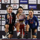 La ciclista rusa Inna Abaudillina, en el centro, muestra su medalla de oro en el Mundial en pista en 2021.