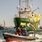Centenares de pescadores y mariscadores acompañan con sus embarcaciones al Artic Sunrise, de Greenpeace, este miércoles, a su llegada a Vilagarcía de Arousa (Galicia) para oponerse al proyecto de la celulosa Altri, en una manifestación marítima que ha recorrido toda la ría. EFE/ Lavandeira Jr