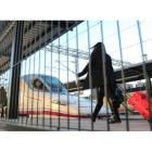Una viajera se dirige a coger el AVE en la estación de León