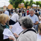 Vecinos registran firmas contra la llegada de migrantes al Chalé de Pozo.