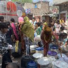 Residentes del barrio Sanjay Colony, en Nueva Delhi llenan sus bidones y garrafas a través de un camión cisterna, dada la agonizante crisis de agua presente en algunos barrios de la capital india. Una doble crisis de agua y calor sofoca los varios barrios de Nueva Delhi, consecuencia de la sobreexplotación de las reservas subterráneas, la contaminación y las disputas interestatales por el agua, mientras sus habitantes viven al límite, entre temperaturas estivales de hasta 48 grados. EFE/ Rita Cardeira