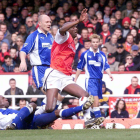Patrick Vieira (C) del Arsenal es abordado por Kevin Campbell (i) del Everton durante un partido de Premiership FA Carling en Highbury, Londres. EPA PA/SEAN DEMPSEY