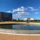 Muchos de los colares del barrio, tanto municipales como privados, no se encuentran vallados, incumpliendo el artículo 15 de la ordenanza municipal reguladora de la limpieza y de residuos, que exige su limpieza. Hay hierbas, maleza, jardines sin riego automático y en un estado lamentable.