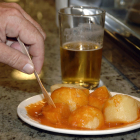 Imagen de archivo de una caña de cerveza y patatas bravas, típica tapa española. EFE/Paco Torrente