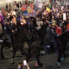 La policía utiliza caballos para dispersar a los manifestantes que bloquean una carretera y piden al gabinete de guerra israelí que firme un acuerdo de rehenes durante una manifestación frente al cuartel general militar de Kirya en Tel Aviv, Israel, el 15 de junio de 2024. EFE/EPA/ABIR SULTAN