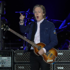Foto de archivo de 2019 de Paul McCartney durante un concierto en Santiago (Chile). EFE/Alberto Valdés
