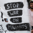 Manifestantes protestan en una marcha contra la política griega con los migrantes.